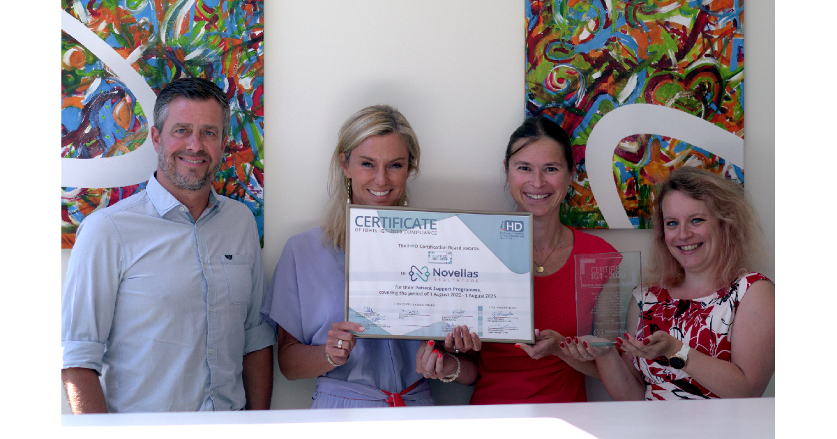 Novellas team met het certificaat (L-R) CEO Tom Torfs, International Project/Quality & Compliance Manager voor Novellas Anke Verheyen, Quality & Compliance Manager Inge Wyns en Data Protection Officer Kelly Alix © Kamiel Maes